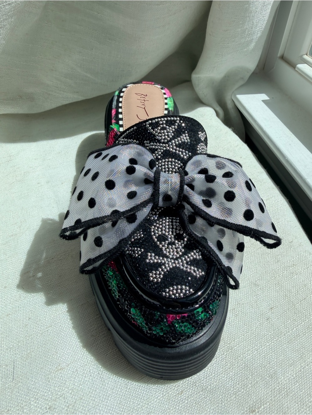 Betsey Johnson Gladdys Black White Flower Rhinestone Bow Mules Size 6 - Picture 7 of 7